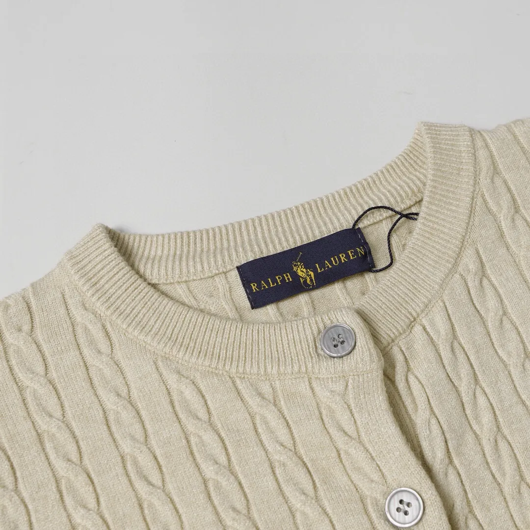 P166 Style No.: 602 -Ralph Lauren RL cardigan with classic war horse logo embroidery on the chest, long-sleeved sweater sweater jacket -The item is made of custom-dyed and custom-spun yarn, purchased from the original version. A full set of customized accessories. Details determine success or failure. Heavy new autumn and winter style. The weight of the item is as high as 800 grams. It is soft and delicate and does not tie the body. The upper body effect is very nice. Loose fit. Women's style. -Color: black, off-white, milk tea, light gray, dark gray. Navy blue red khaki red - Size: S / M / L S size 80-100 catties M size 100-120 catties Large size 120-135 catties